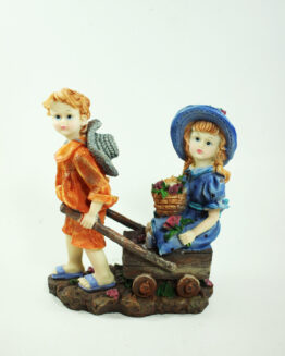 Resine Colour Boy and Girl Sitting on Cart